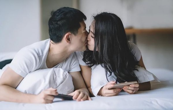 炒股配资基础知识 亲热时，有3个部位是禁吻区，为了男女双方的健康，不要轻易触碰