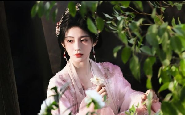 股票配资公司行业门户 鞠婧祎黑红古装封神！甜妹变冷艳女王，网友：这气场谁顶得住
